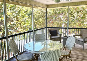 Charming Captiva Cottage with private pool, 300 steps from beach