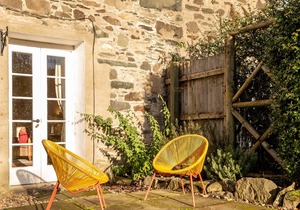 Charming Cardoon Cottage in beautiful village