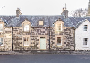 Charming Cardoon Cottage in beautiful village