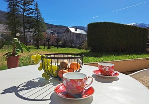 Charming Central T2 Apartment with Terrace and Private Garage in Barcelonnette
