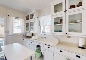 Charming cottage close to everything - walk to beach, zoo, & park