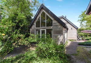 Charming Cottage “De Kleine Bonte Specht” with Wi-Fi, Terrace & Barbecue
