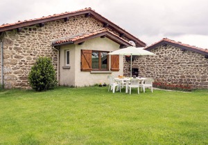 Charming cottage with fireplace, pets allowed, near ski slopes