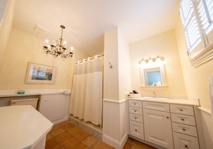 Charming downtown Edenton location with homemade breakfast daily