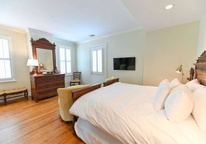 Charming downtown Edenton location with homemade breakfast daily