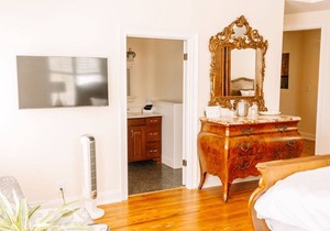 Charming downtown Edenton location with homemade breakfast daily