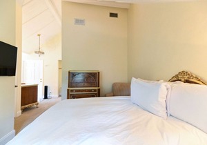 Charming downtown Edenton location with homemade breakfast daily