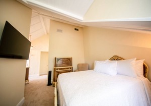 Charming downtown Edenton location with homemade breakfast daily