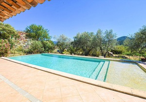 Charming cottage, centrally located in the village of Bédoin.