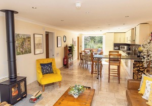 Charming Garden Cottage with Woodland, Tennis & Family Fun