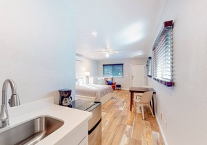 Charming getaway with a well-equipped kitchenette - walk to downtown, shopping