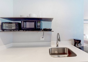 Charming getaway with a well-equipped kitchenette - walk to downtown, shopping