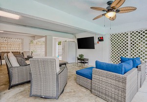 Charming getaway with a pool, WiFi, washer/dryers & two full kitchens