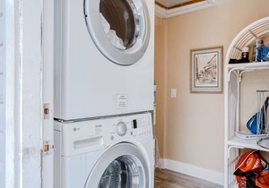 Charming getaway with a pool, WiFi, washer/dryers & two full kitchens