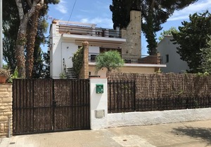 Charming ground floor 200 meters from the beach, very comfortable for families.