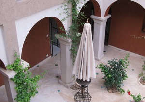 Charming guest house with pool for 2 people