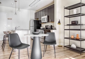 Charming H Street 1BR w/W/D & Gym, walk to Union Station, by Blueground