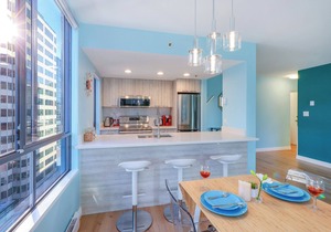 Charming Hideaway: Just 7-Min Stroll to Seawall! Free Parking