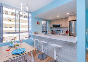 Charming Hideaway: Just 7-Min Stroll to Seawall! Free Parking