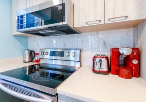 Charming Hideaway: Just 7-Min Stroll to Seawall! Free Parking