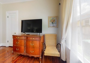 Charming, historical house w/WiFi, central AC, washer/dryer, pergola - Dogs OK