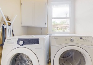 Charming, historical house w/WiFi, central AC, washer/dryer, pergola - Dogs OK
