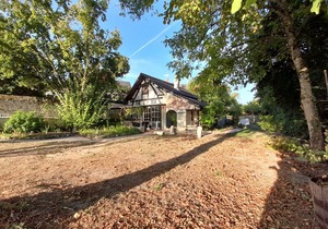 Charming House with Terrace & Garden, Near La Roche-Posay Town Center