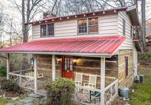 Charming Log House - Ponds, Fireplace, AC, WiFi - Snowbird, Dog & Biker-Friendly