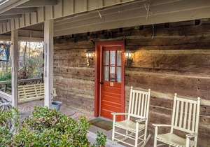Charming Log House - Ponds, Fireplace, AC, WiFi - Snowbird, Dog & Biker-Friendly