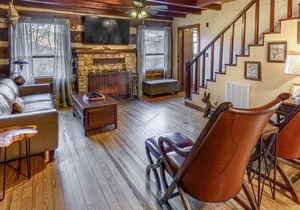 Charming Log House - Ponds, Fireplace, AC, WiFi - Snowbird, Dog & Biker-Friendly