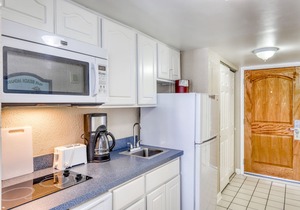 Charming ocean-view condo w/shared hot tub, pools, and lazy river