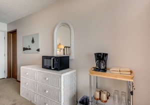 Charming oceanfront studio w/easy beach access and stunning ocean views