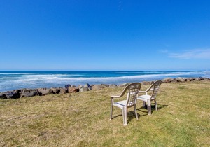 Charming oceanfront studio w/easy beach access and stunning ocean views