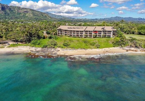 Charming Oceanfront Top Floor Condo at Wailua Bay with Stunning Views and Local Fisherman Sightings!
