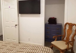 Charming PetFriendly QN Bed w/Private TV & Waffles