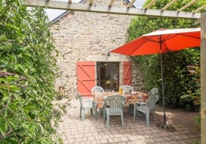 Charming Renovated Farmhouse with Private Garden, Wi-Fi, Bikes, and Family Amenities