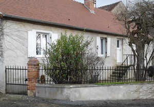 Charming Scandinavian-Style Home with Private Courtyard, Fireplace, and Terrace Near River