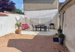 Charming Scandinavian-Style Home with Private Courtyard, Fireplace, and Terrace Near River