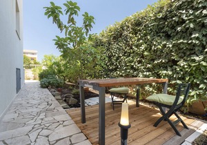 Charming Seafront Apartment with garden and patio