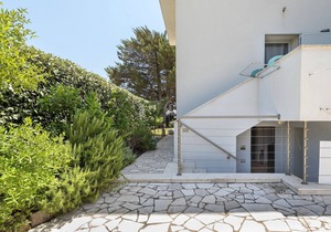Charming Seafront Apartment with garden and patio