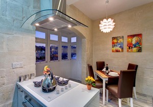 Charming Seafront House In Kalkara