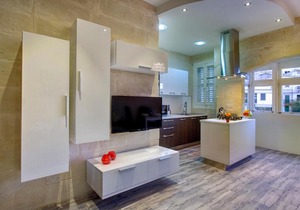 Charming Seafront House In Kalkara