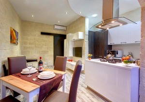 Charming Seafront House In Kalkara