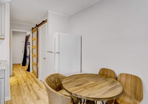 Charming second-floor condo with shared pool & picnic area - walk to the beach