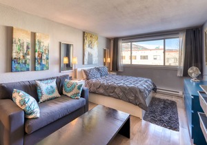 Charming studio w/shared lounge and hot tub! One block from Downtown!