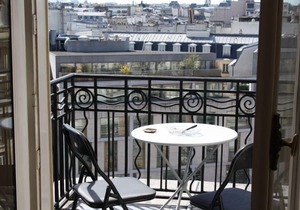 Charming Studio with balcony in the heart of Paris.