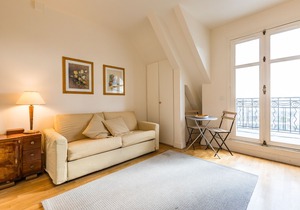 Charming Studio with balcony in the heart of Paris.