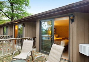 Charming suite w/ shared tennis, boat docks, free WiFi - dogs welcome!