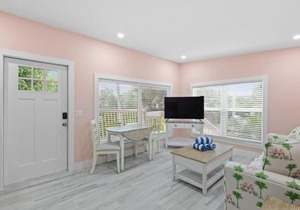 Charming Suite with Balcony and Bikes in Historic Sandpiper Inn