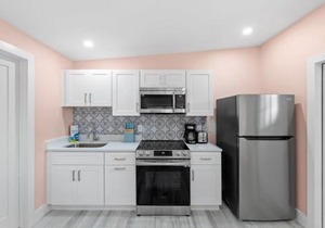 Charming Suite with Balcony and Bikes in Historic Sandpiper Inn